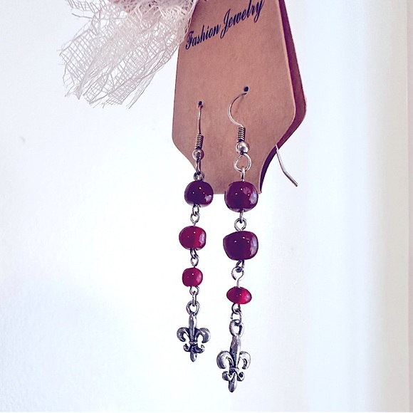 Stunning 3-Tier Red Amber Gemstones, Fleurs-de-Lea Charm
Stamped 925s Earrings - Picture 5 of 13